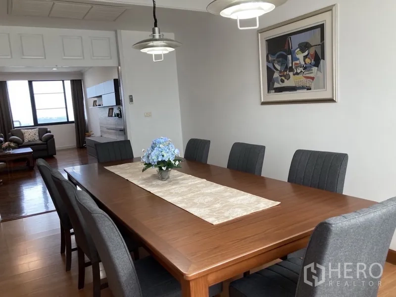 Condominium for rent in Yan Nawa, Bangkok - Formal dining area connecting to lounge, seating for eight.