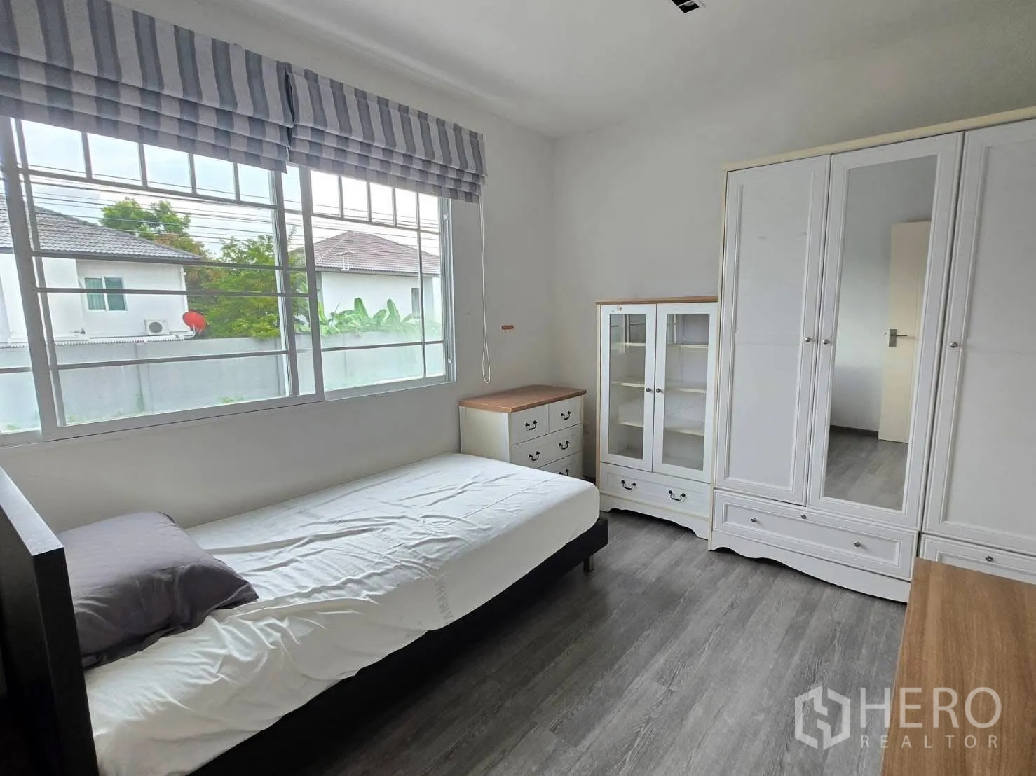 Townhouse for rent in Bang Phli, Samut Prakan - Guest bedroom with single bed, big window and white wardrobes.