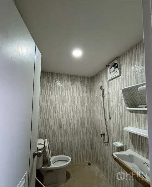 货栈 出租在Mueang Pathum Thani, Pathum Thani - 紧凑卫生间，配坐便、淋浴、墙砖、镜子与置物架。