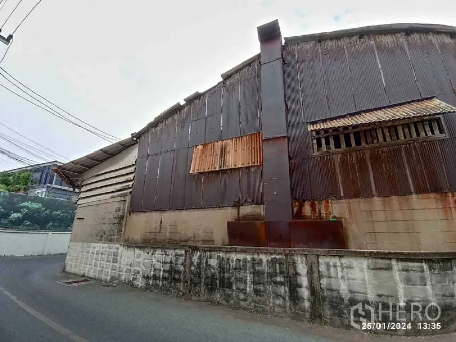 คลังสินค้า ให้เช่าในWatthana, Bangkok - ด้านข้างมีปล่องระบายอากาศสูงและช่องลมของโกดัง