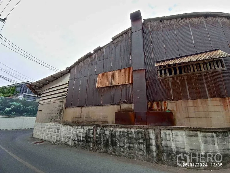 คลังสินค้า ให้เช่าในWatthana, Bangkok - ด้านข้างมีปล่องระบายอากาศสูงและช่องลมของโกดัง