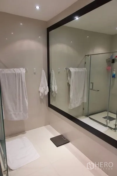 คอนโด ขายในPathum Wan, Bangkok - ห้องน้ำมีบานกระจกขนาดใหญ่ ราวแขวนผ้า และฝักบัวกระจก