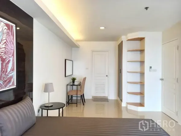 公寓 出租在Khlong Toei, Bangkok - 明亮的主卧，带书桌、转角置物架和亮面地砖。