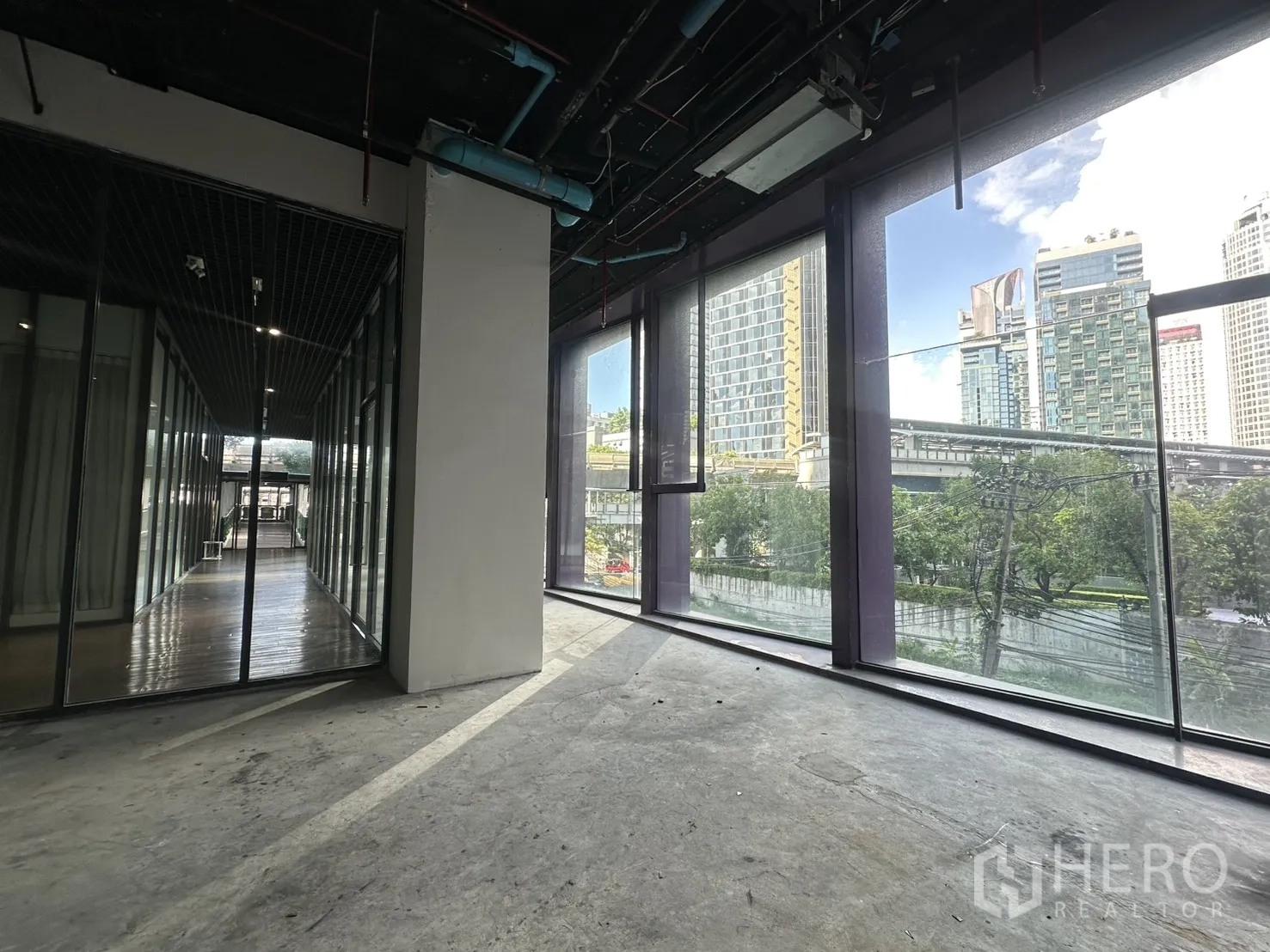 Retail Space for rent in Khlong Toei, Bangkok - Bright retail space with panoramic glazing overlooking the urban skyline.