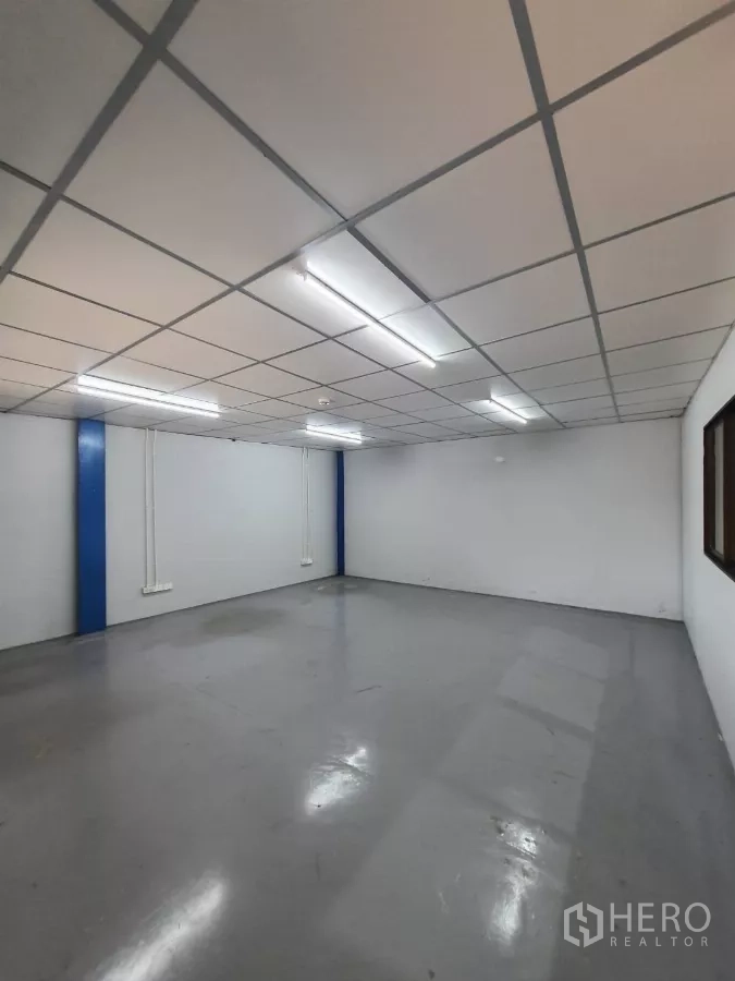 工厂 出租在Phra Pradaeng, Samut Prakan - 干净的办公室/生产间，吊顶与日光灯，地面光滑。