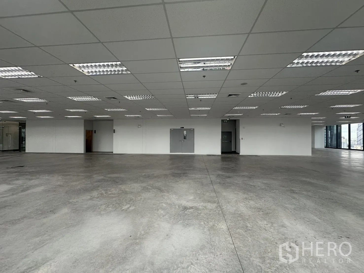Office Space for rent in Ratchathewi, Bangkok - Core zone with multiple service doors within a large open-plan office.
