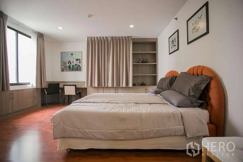 คอนโด ให้เช่าหรือขายในWatthana, Bangkok - ห้องนอนที่สอง หน้าต่างบานใหญ่ ชั้นวางบิลท์อิน และหัวเตียงบุผ้า