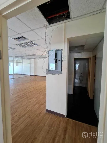 สำนักงาน ให้เช่าในWatthana, Bangkok - ทางเดินไปยังห้องน้ำ พร้อมตู้ไฟและสายสื่อสาร เปิดเห็นพื้นที่หลัก