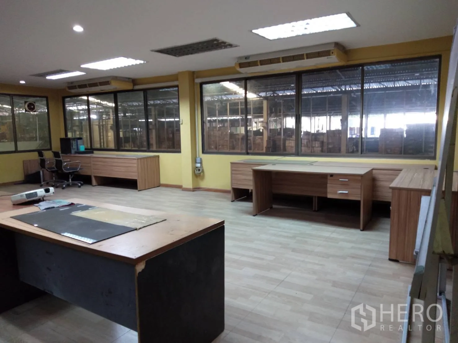 工厂 出租在Lam Luk Ka, Pathum Thani - 管理办公室，内置书桌并配有空调。