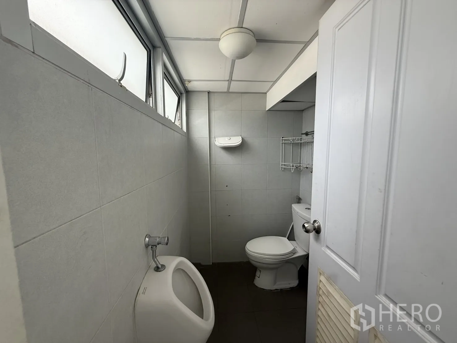 店屋 出租在Wang Thonglang, Bangkok - 商用楼层瓷砖卫生间，带小便斗与坐便器。