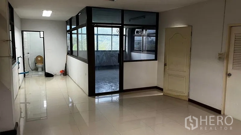 工厂 出租或出售在Pathum Thani - 玻璃隔断办公室，瓷砖地面，旁连卫生间