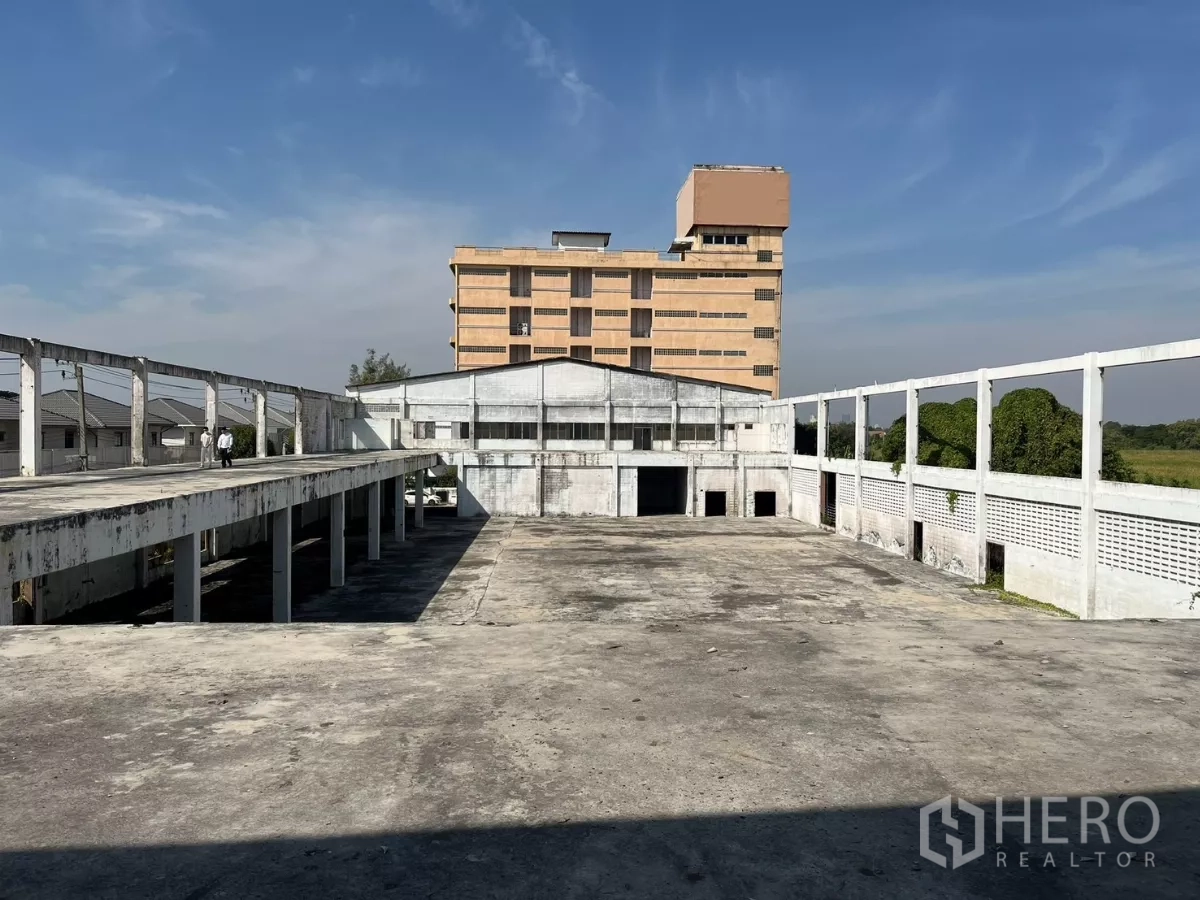 โรงงาน ขายในBang Phli, Samut Prakan - ดาดฟ้าคอนกรีตกว้างและลานกลางหน้าโกดัง มีอาคารสำนักงานด้านหลัง