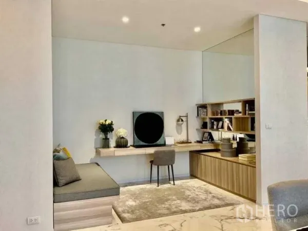 公寓 出售 - 书房角落设长悬空书桌、榻榻米座位、书架与大墙镜。