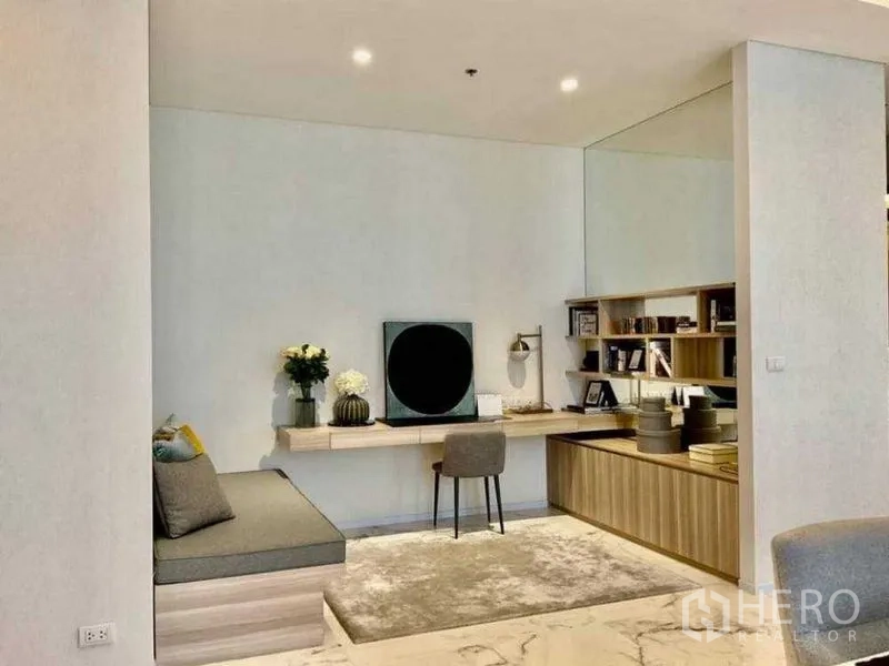 公寓 出售 - 书房角落设长悬空书桌、榻榻米座位、书架与大墙镜。