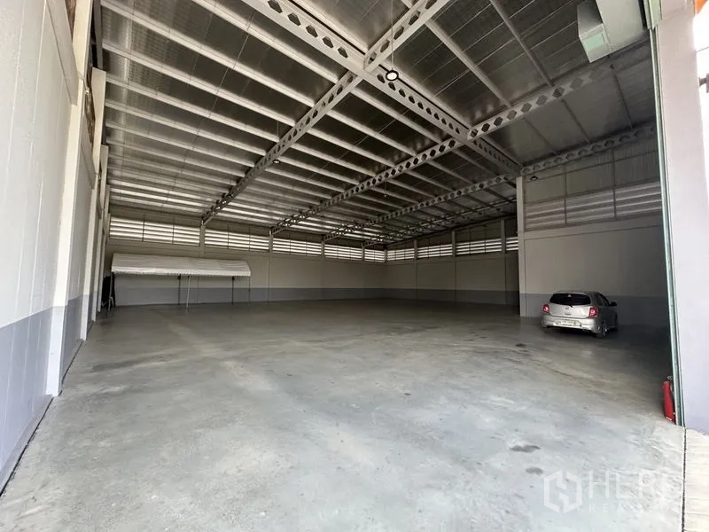 โรงงาน ให้เช่าหรือขายในLam Luk Ka, Pathum Thani - ภายในโกดังไร้เสากลาง พื้นเรียบ ช่องลมรอบผนัง