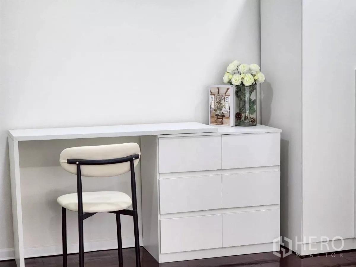 ทาวน์เฮาส์ ให้เช่าในHuai Khwang, Bangkok - มุมทำงานมินิมอล โต๊ะยาวพร้อมลิ้นชักสีขาวและแจกันดอกไม้