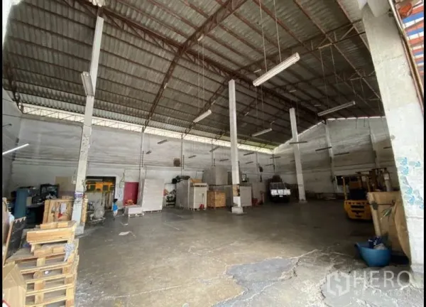 Warehouse for rent in Bang Khun Thian, Bangkok - Open-plan warehouse floor with wide-span roof, support columns, forklift and truck access, suitable for logistics.
