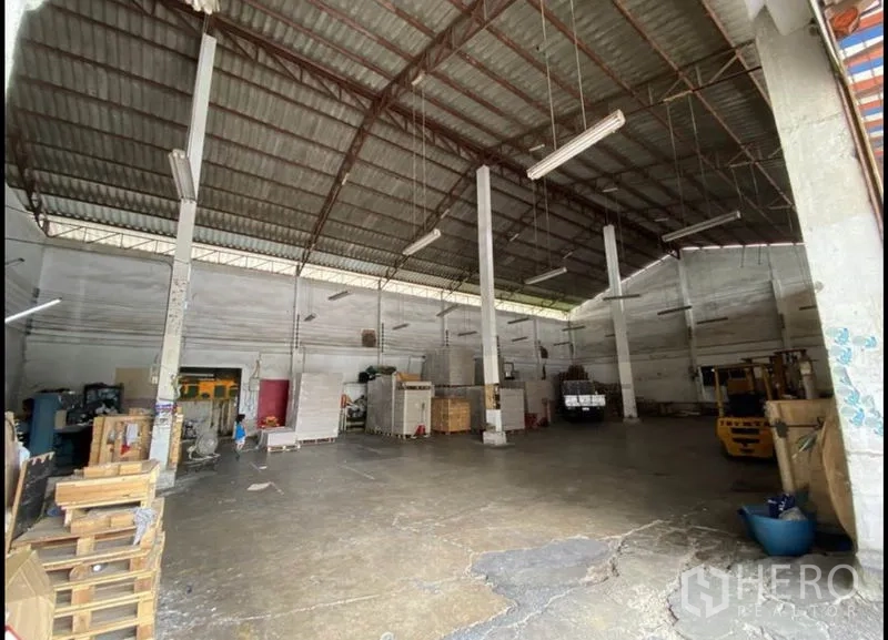 Warehouse for rent in Bang Khun Thian, Bangkok - Open-plan warehouse floor with wide-span roof, support columns, forklift and truck access, suitable for logistics.