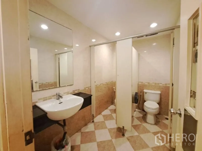 店屋 出租在Watthana, Bangkok - 卫生间带洗手盆、隔间与棋盘格地砖。