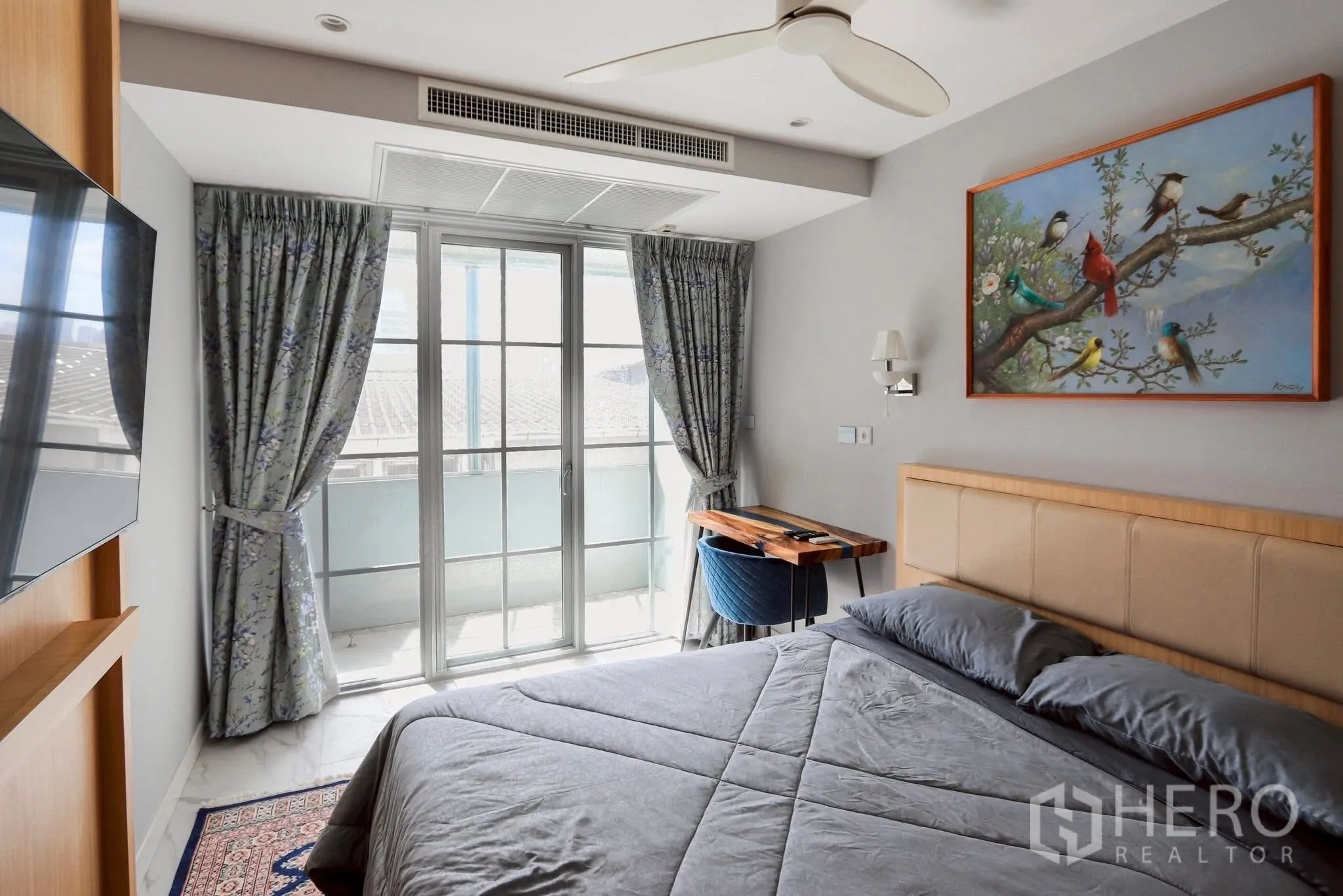 คอนโด ให้เช่าในPathum Wan, Bangkok - ห้องนอนสว่าง ทางออกสู่ระเบียง พัดลมติดเพดาน และโต๊ะทำงานขนาดกะทัดรัด