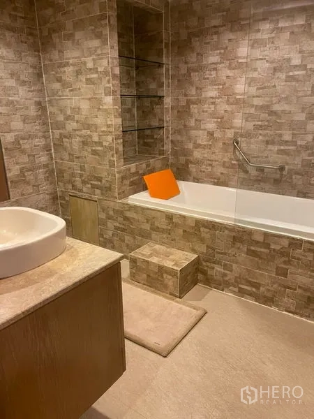 ทาวน์เฮาส์ ให้เช่าในSuan Luang, Bangkok - ห้องน้ำสไตล์โมเดิร์น ผนังกระเบื้องลายหิน อ่างอาบน้ำพร้อมฉากกระจกและชั้นวางของบิลท์อิน