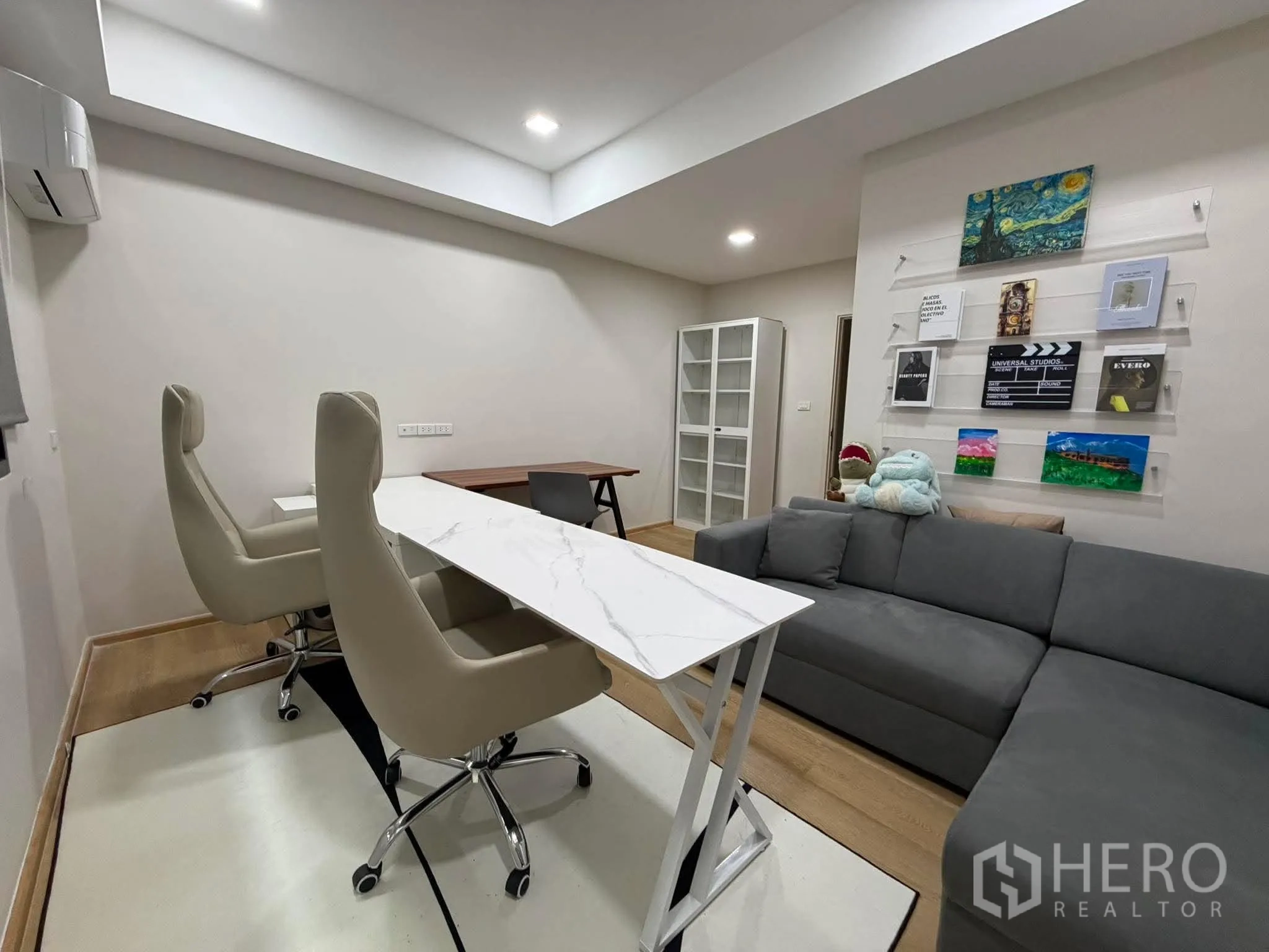 โฮมออฟฟิศ for rent in Phra Khanong, Bangkok - ห้องทำงานผ่อนคลายพร้อมโต๊ะหน้าหินอ่อน โซฟา และแผงโชว์ผนัง