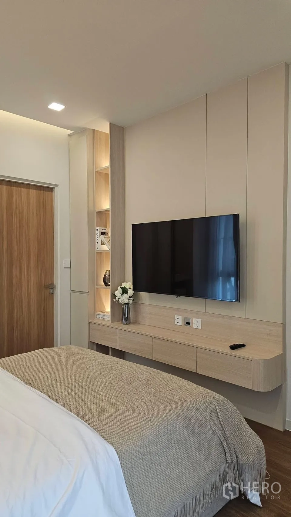 บ้านเดี่ยว for rent in Bang Phli, Samut Prakan - ผนังห้องนอนติดทีวีบนคอนโซลลอยและชั้นโชว์ของตกแต่ง.