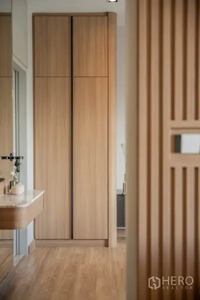 คอนโด ให้เช่าหรือขายในWatthana, Bangkok - โถงภายในคอนโด ตู้เสื้อผ้าบานสูงและเคาน์เตอร์อ่างลอยตัว