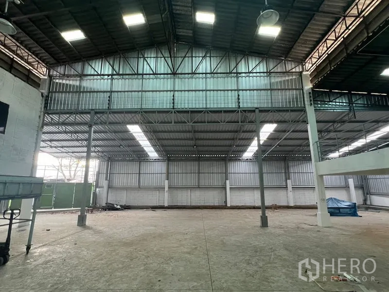 คลังสินค้า ให้เช่าในSamut Prakan - โถงสูงโครงเหล็ก ช่องแสงสกายไลต์ และประตูเข้าออกขนาดใหญ่