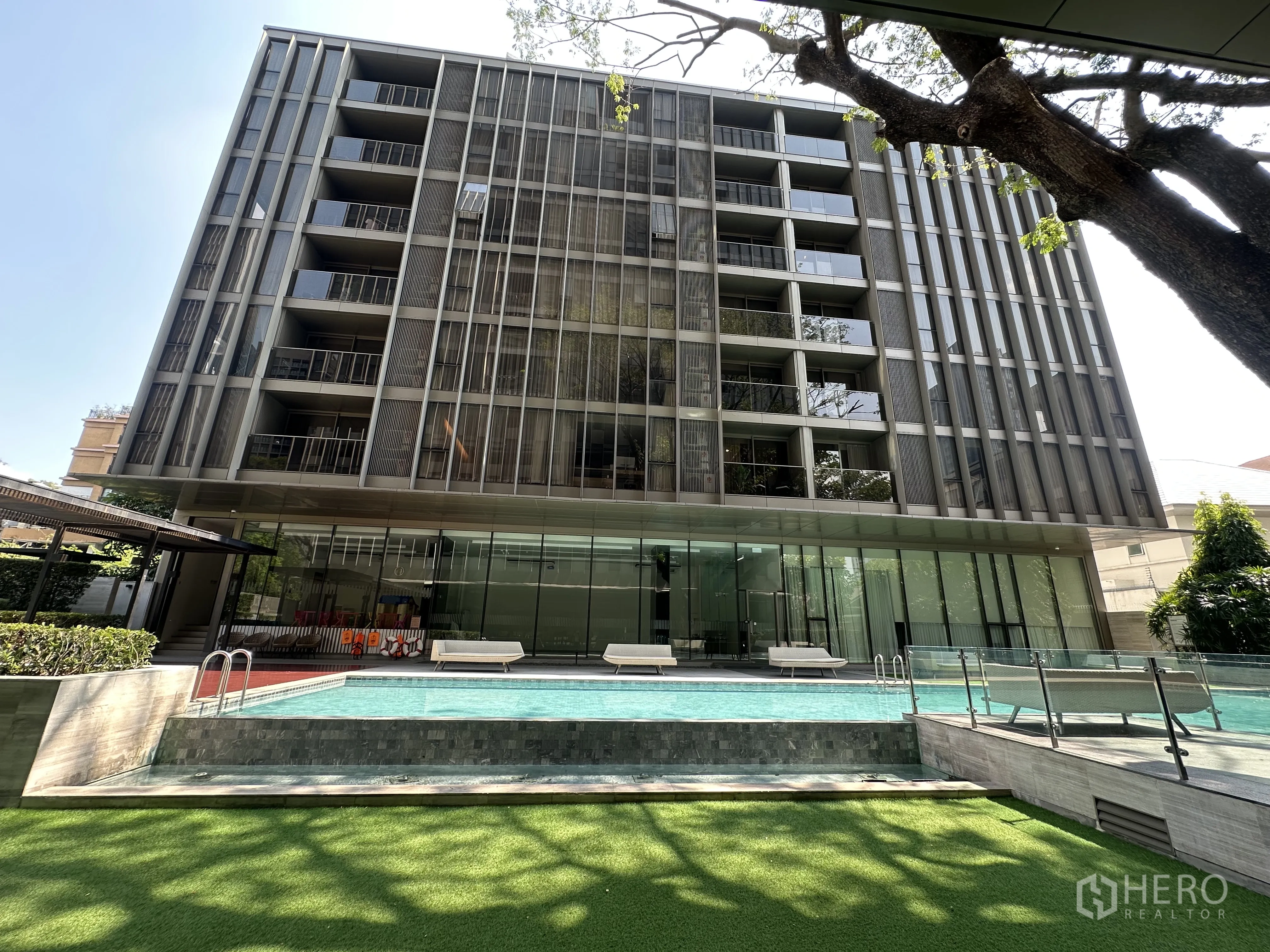 คอนโด for rent in Khlong Toei, Bangkok - อาคารคอนโดมิเนียมโลว์ไรส์สมัยใหม่ พร้อมผนังกระจกและสระว่ายน้ำ