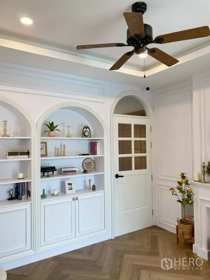 独立式住宅 出售在Sai Mai, Bangkok - 书房区的拱形一体柜与玻璃格门。