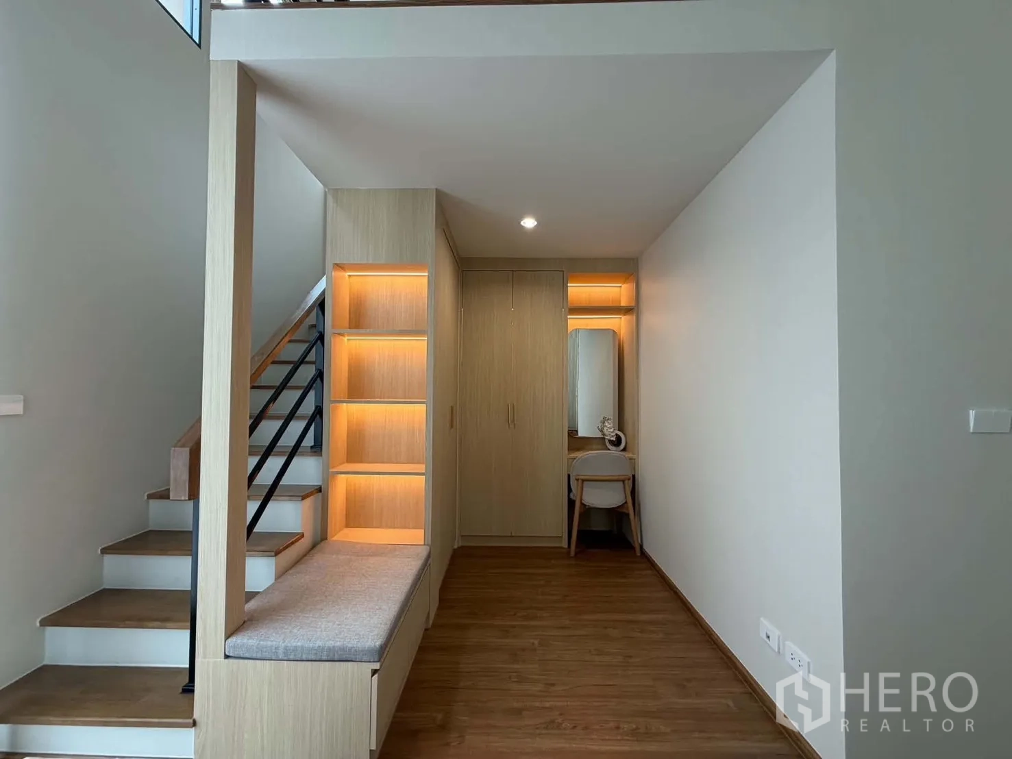 联排别墅 for rent in Bang Phli, Samut Prakan - 楼梯走廊带坐榻、灯带展示架与梳妆角落。