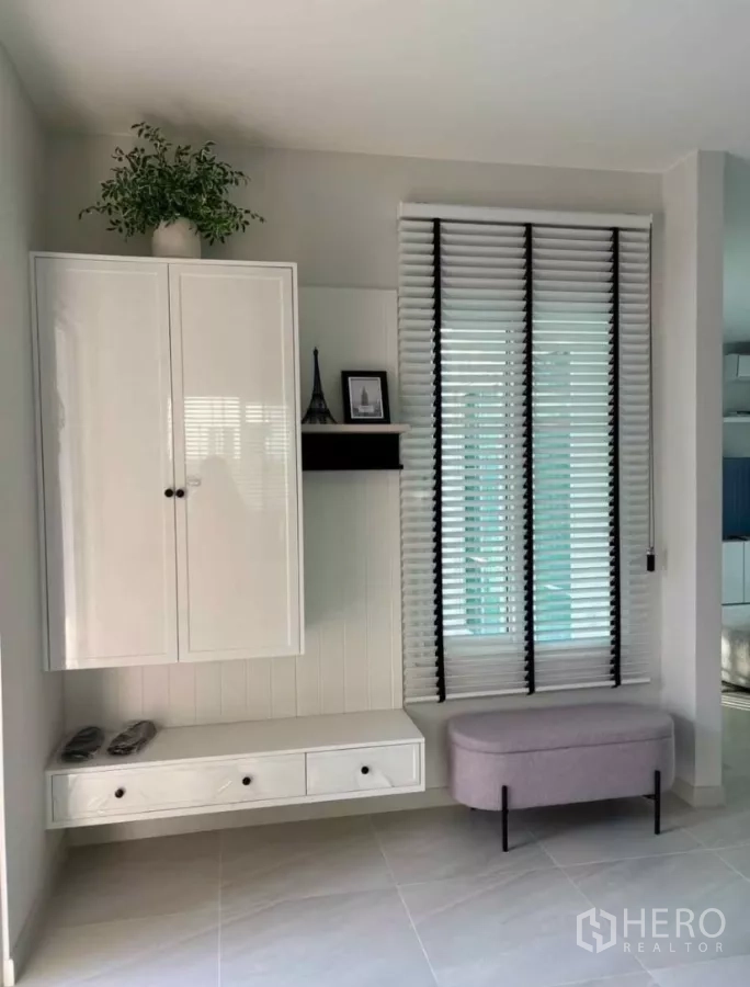 Detached House for rent in Bang Phli, Samut Prakan - Entry area with glossy white storage cabinet, bench and blinds.