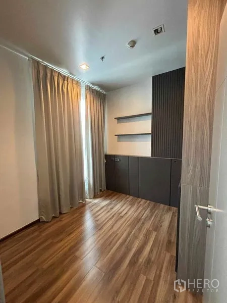 คอนโด ให้เช่าหรือขายในWatthana, Bangkok - ห้องอเนกประสงค์หรือสตูดิโอ พื้นไม้ ตู้บิวท์อิน และผ้าม่านสูง