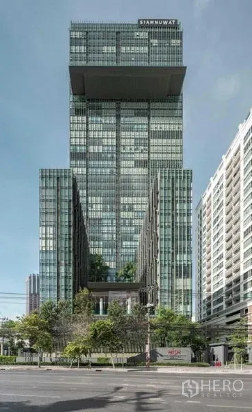 Condominium for sale in Ratchathewi, Bangkok - Modern glass high-rise condominium exterior in Ratchathewi, Bangkok.