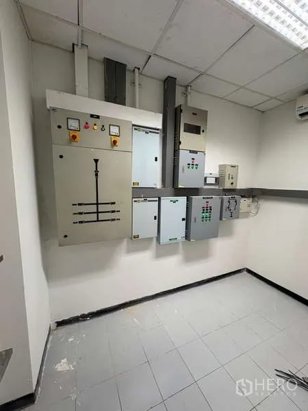 独立商业地产 出租在Khlong Toei, Bangkok - 电力控制室，墙上安装多组配电柜。