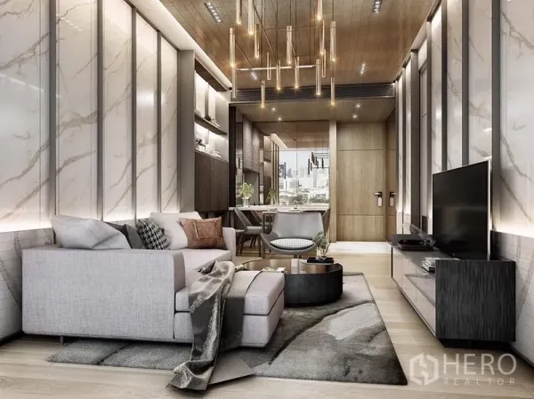 公寓 出租或出售在Bang Rak, Bangkok - 现代客厅，带大理石纹墙面、木质天花与吊灯，转角沙发和电视柜，后方连接餐区。