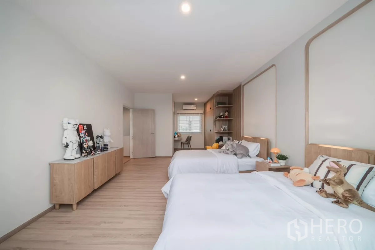 บ้าน ให้เช่าในSaphan Sung, Bangkok - ห้องนอนเตียงคู่ มุมมองไปยังโต๊ะทำงานและตู้เก็บของ