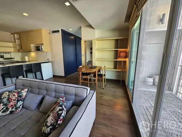 公寓 出售在Phra Khanong, Bangkok - 从客厅看向厨房，带早餐吧台和内建层架。