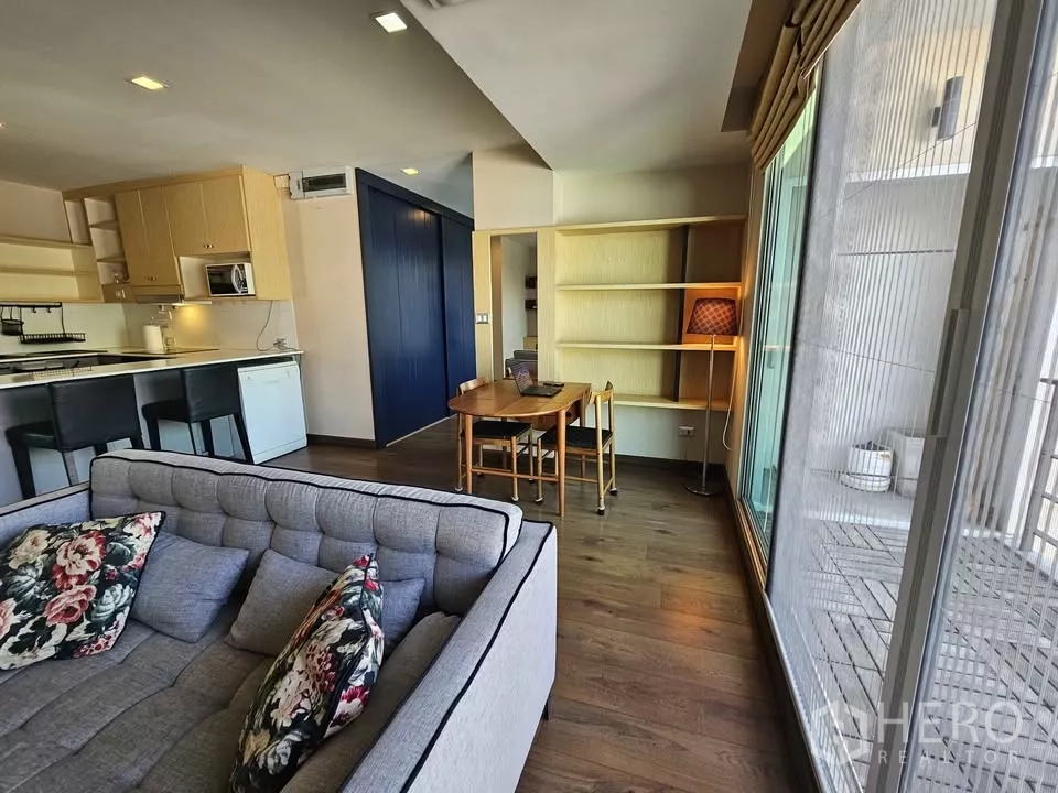 公寓 出售在Phra Khanong, Bangkok - 从客厅看向厨房，带早餐吧台和内建层架。