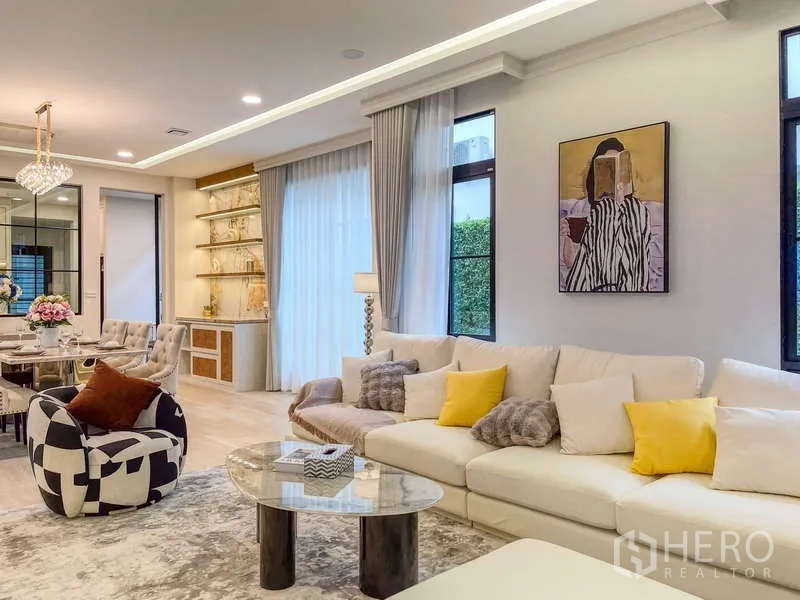 บ้าน ให้เช่าในSaphan Sung, Bangkok - รายละเอียดห้องนั่งเล่น มีงานศิลป์ ชั้นโชว์ และโซฟาสีครีม