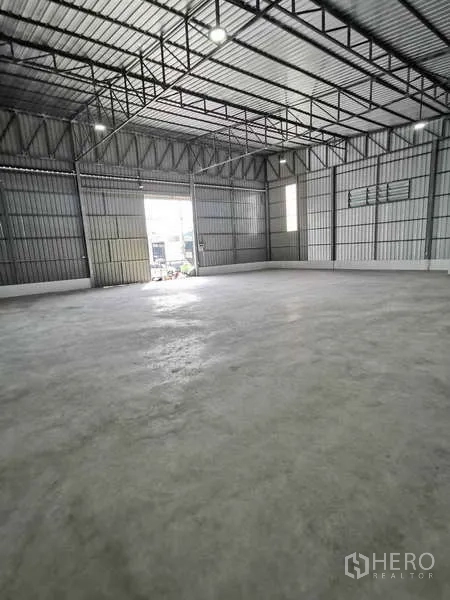 货栈 出租在Prawet, Bangkok - 开阔仓库，主门引入自然采光。