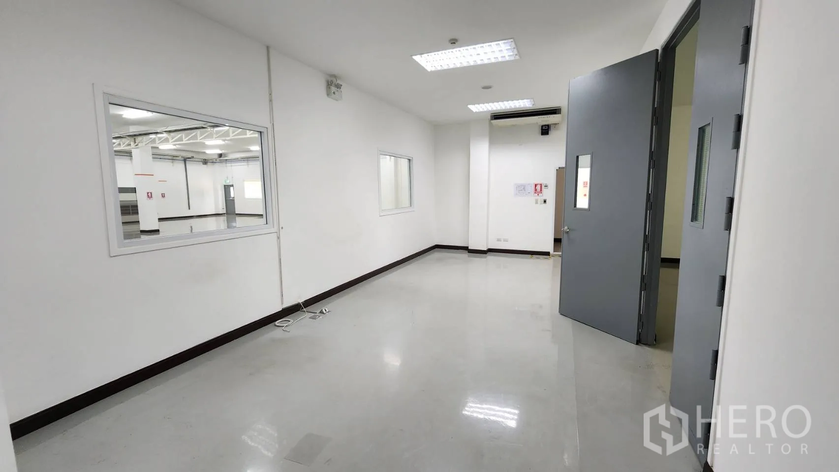 Factory for sale in Bang Bo, Samut Prakan - Tiled office or meeting room with steps and glass door.