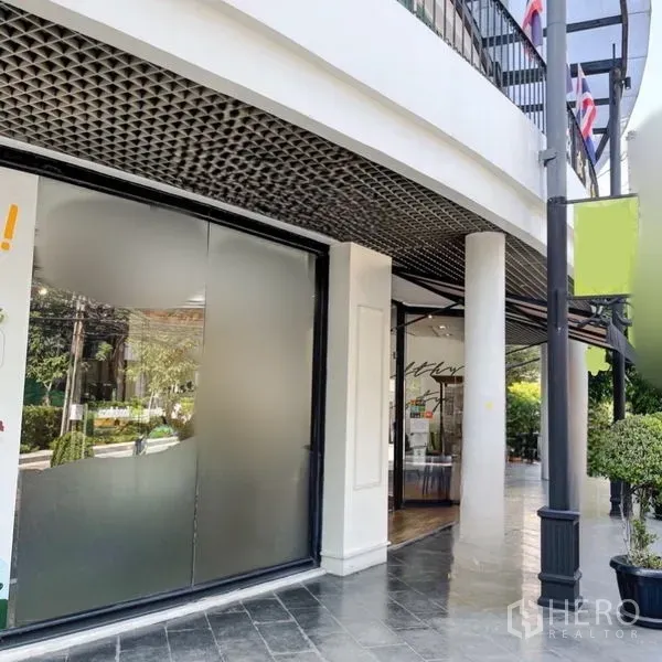 สำนักงาน ให้เช่าในKhlong Toei, Bangkok - ยูนิตชั้นล่างมุมตึก กระจกฝ้าและเสากลม ใต้ฝ้าเพดานตะแกรง