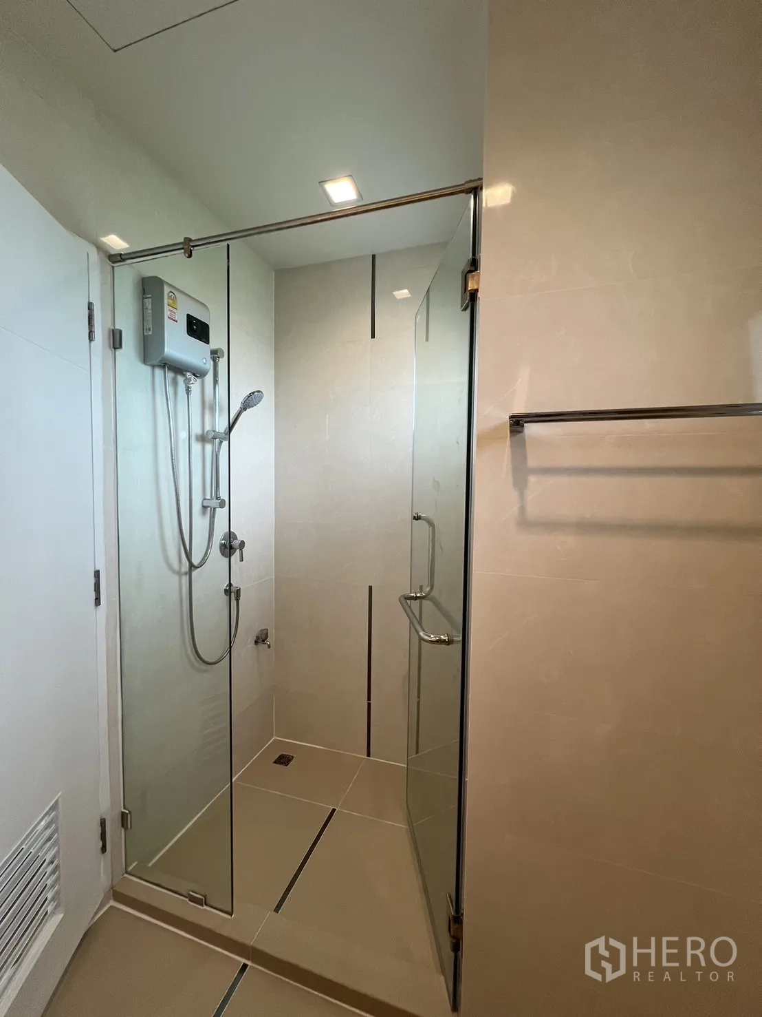 独立式住宅 出租在Bang Kapi, Bangkok - 玻璃淋浴间，配电热水器与镀铬龙头。