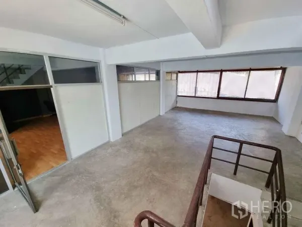 办公空间 出租在Din Daeng, Bangkok - 采光良好的楼层，楼梯连接，大窗与分隔办公室。