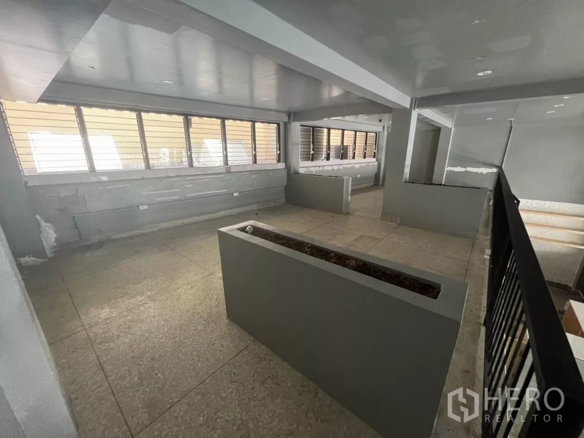 อาคารพาณิชย์ ให้เช่าในWatthana, Bangkok - ส่วนชั้นลอยมีช่องลมบานเกล็ดและขอบสำหรับปลูกต้นไม้.