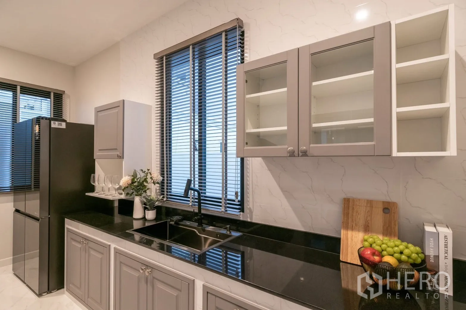บ้านเดี่ยว for rent or sale in Saphan Sung, Bangkok - ครัวสมัยใหม่ตู้สีเทาท็อปหินสีดำและหน้าต่างหลายบาน