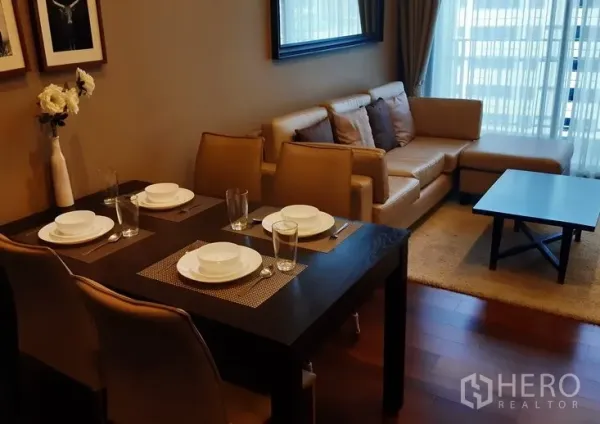 คอนโด ให้เช่าในWatthana, Bangkok - พื้นที่นั่งเล่นและรับประทานอาหารแบบโอเพน พร้อมโต๊ะ 4 ที่นั่ง โซฟาสีเบจ และหน้าต่างสูงจรดเพดาน