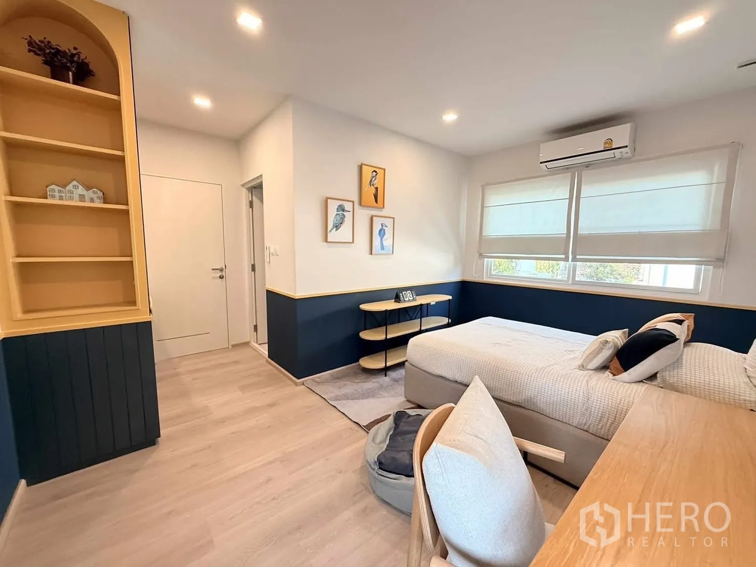 Detached House for rent in Bang Phli, Samut Prakan - Cozy bedroom with blue wainscoting, arched built-in shelf and a double bed.